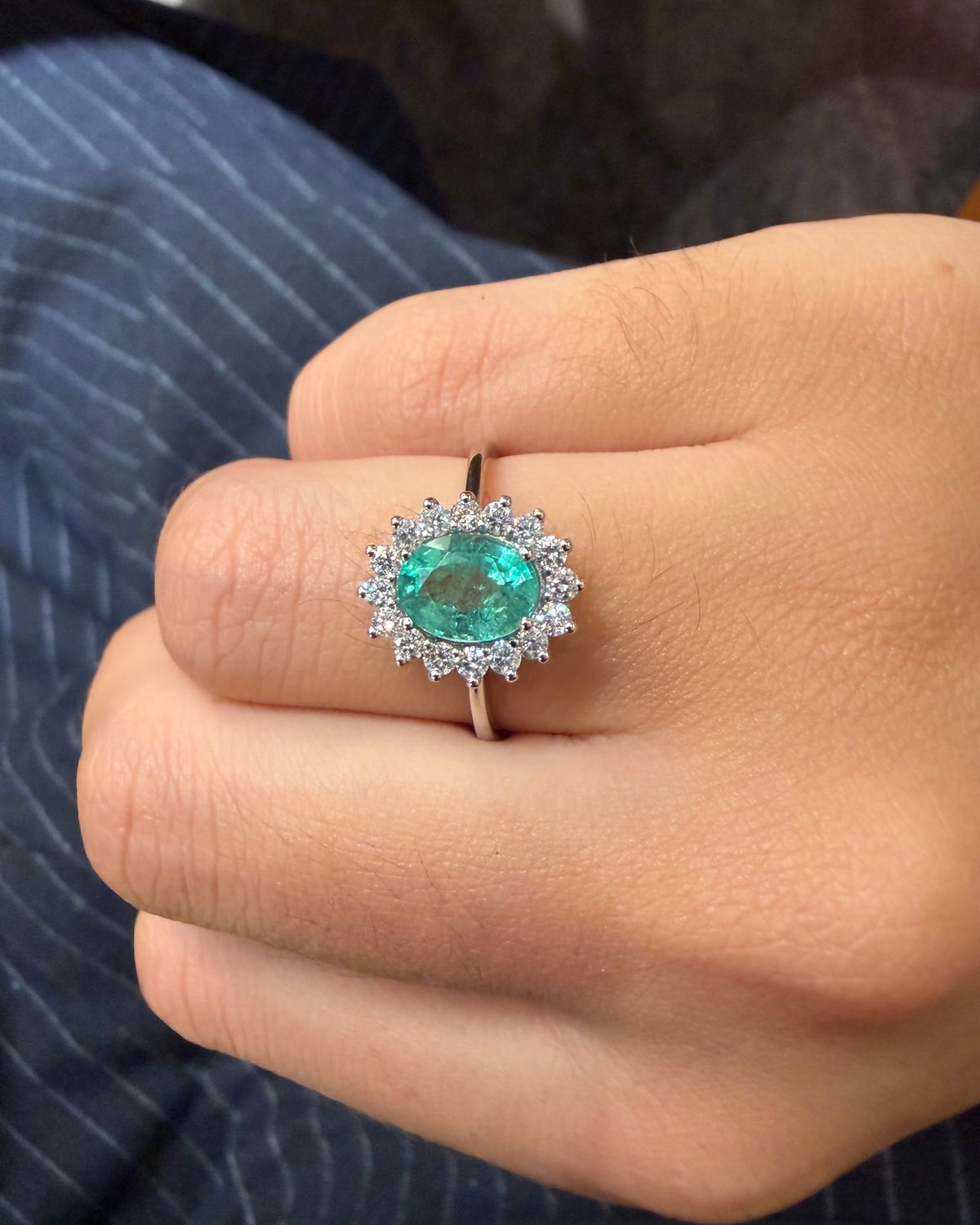 Roseta esmeralda, Oro blanco 18kt, Diamante, Esmeralda, Joyería contemporánea